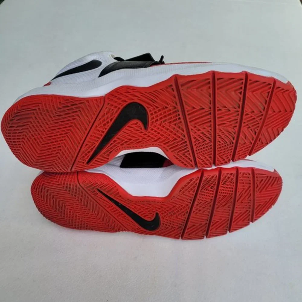 Nike Unisex-Child Team Hustle Basketball Sneakers Size 7Y